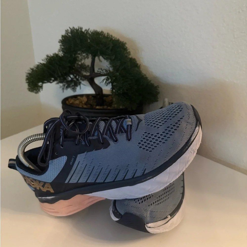 Hoka Blue and Peach Athletic Shoes arahi 3 - Picture 2 of 5
